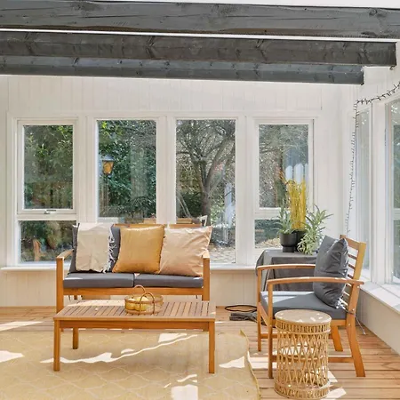 Dom wakacyjny Summerhouse With For 10 Great Location Bøtø By