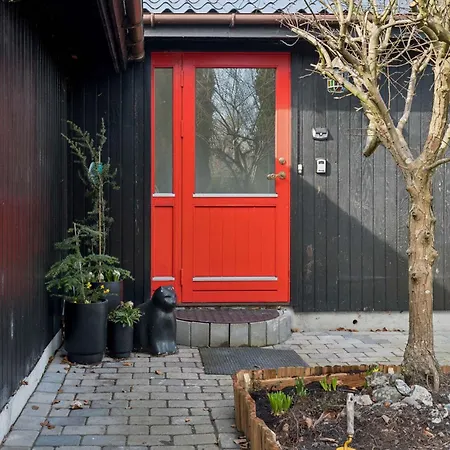 Dom wakacyjny Summerhouse With For 10 Great Location Bøtø By